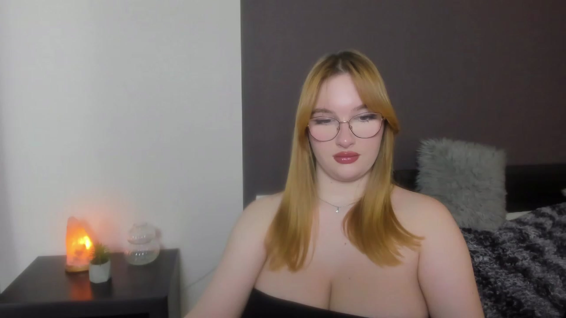 Gallery image thumbnail from AnaFoxy's myfreecams stream on, 12/09/2023, 11:40 image 4 of 20