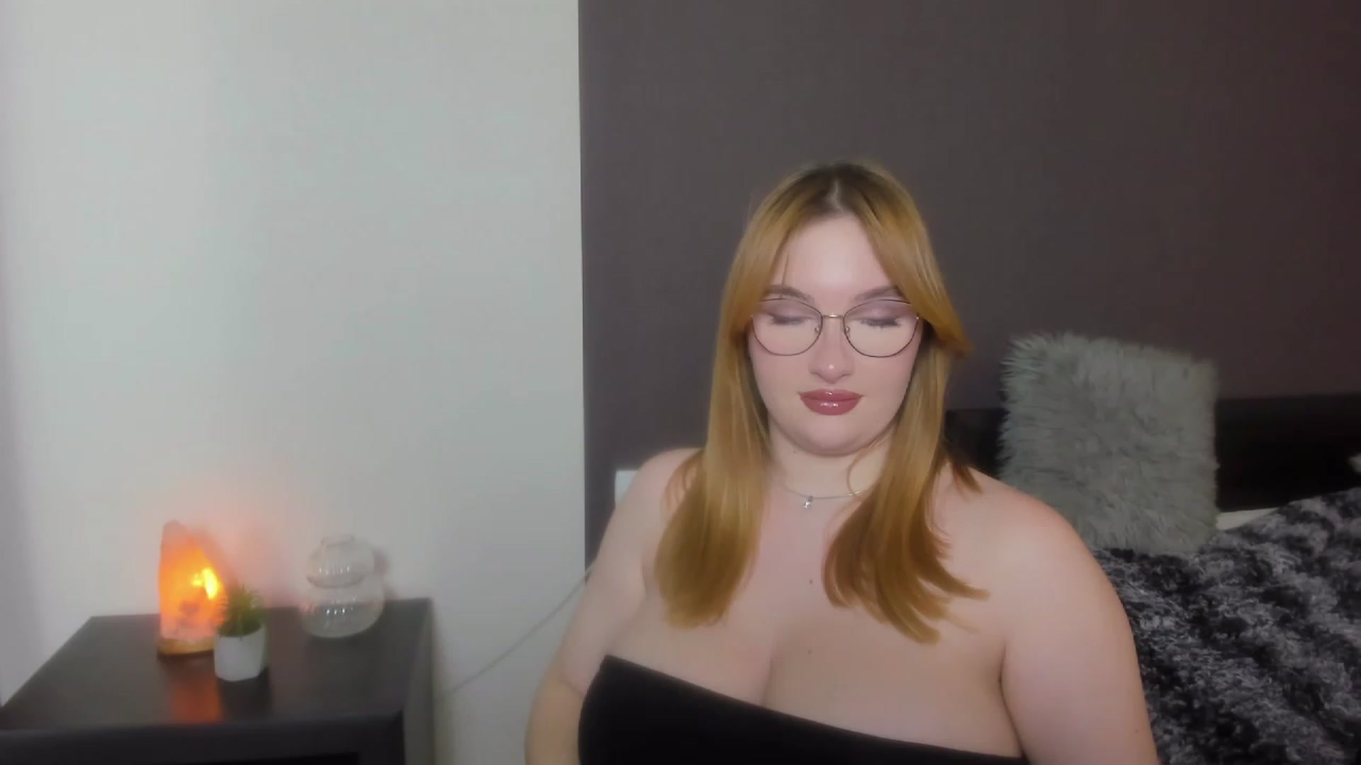 Gallery image thumbnail from AnaFoxy's myfreecams stream on, 12/09/2023, 11:40 image 17 of 20