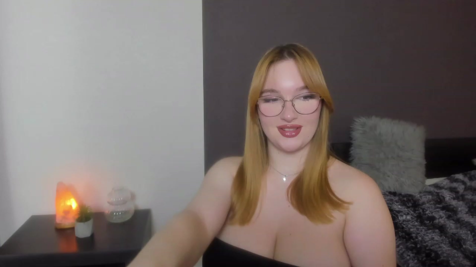 Gallery image thumbnail from AnaFoxy's myfreecams stream on, 12/09/2023, 11:40 image 5 of 20