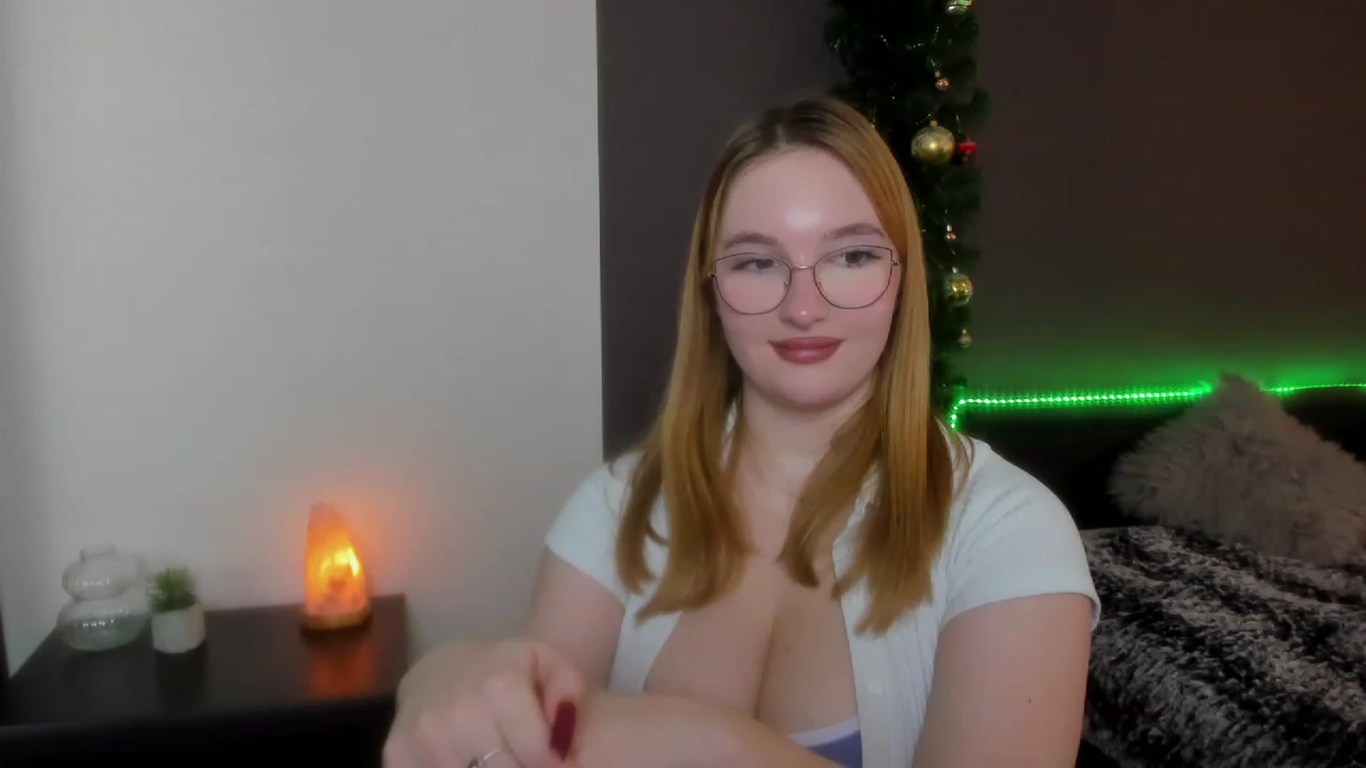 Gallery image thumbnail from AnaFoxy's myfreecams stream on, 12/19/2023, 12:39 image 10 of 20