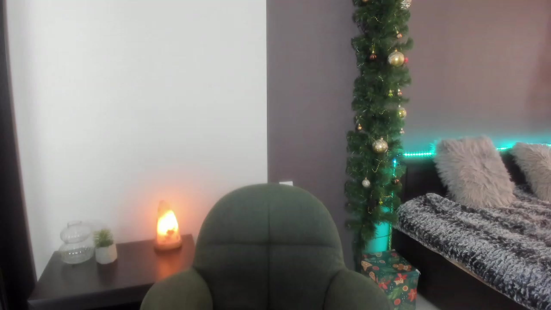 Gallery image thumbnail from AnaFoxy's myfreecams stream on, 12/20/2023, 11:15 image 17 of 20