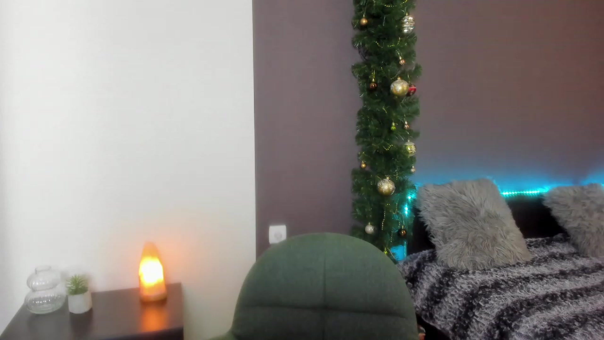Gallery image thumbnail from AnaFoxy's myfreecams stream on, 12/24/2023, 09:35 image 19 of 20