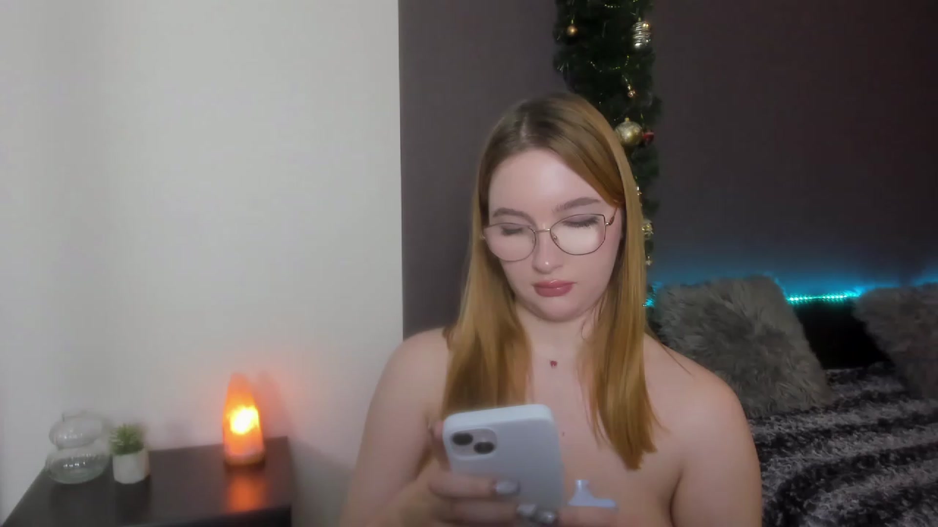 Gallery image thumbnail from AnaFoxy's myfreecams stream on, 12/24/2023, 09:35 image 12 of 20