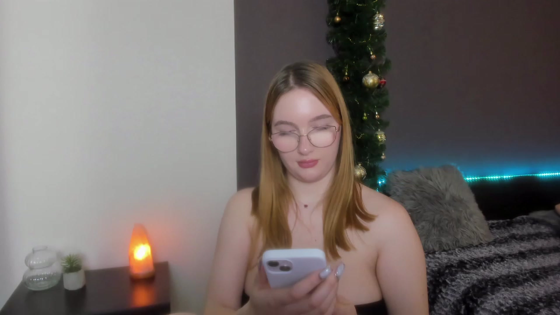 Gallery image thumbnail from AnaFoxy's myfreecams stream on, 12/24/2023, 10:39 image 9 of 20