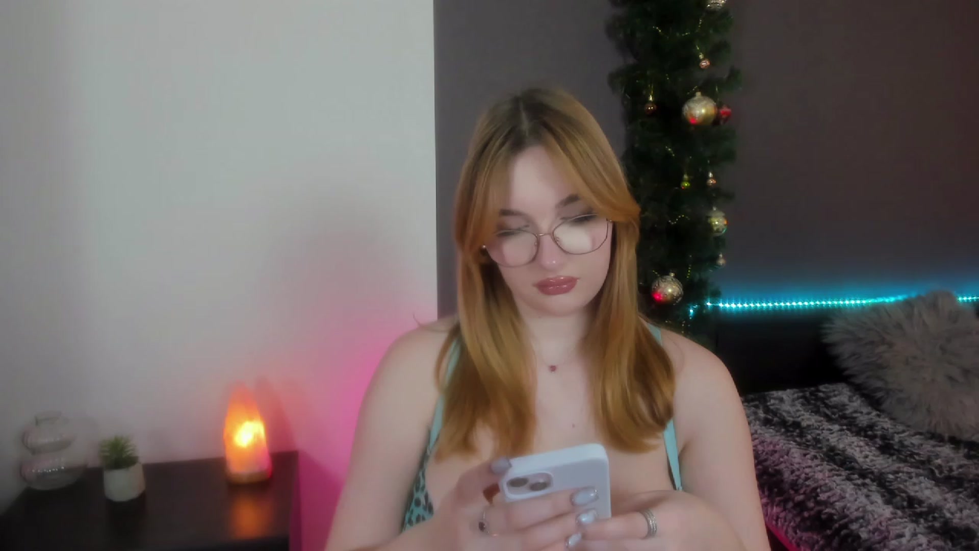 Gallery image thumbnail from AnaFoxy's myfreecams stream on, 12/25/2023, 10:38 image 18 of 20