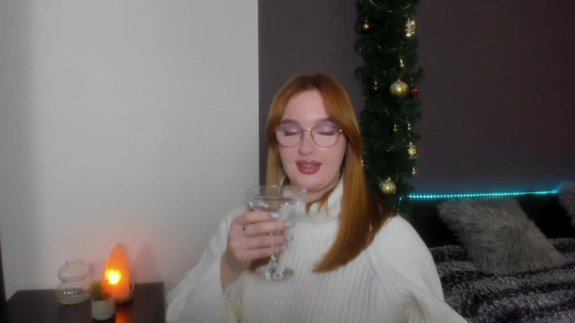 Gallery image thumbnail from AnaFoxy's myfreecams stream on, 12/29/2023, 10:16 image 7 of 20