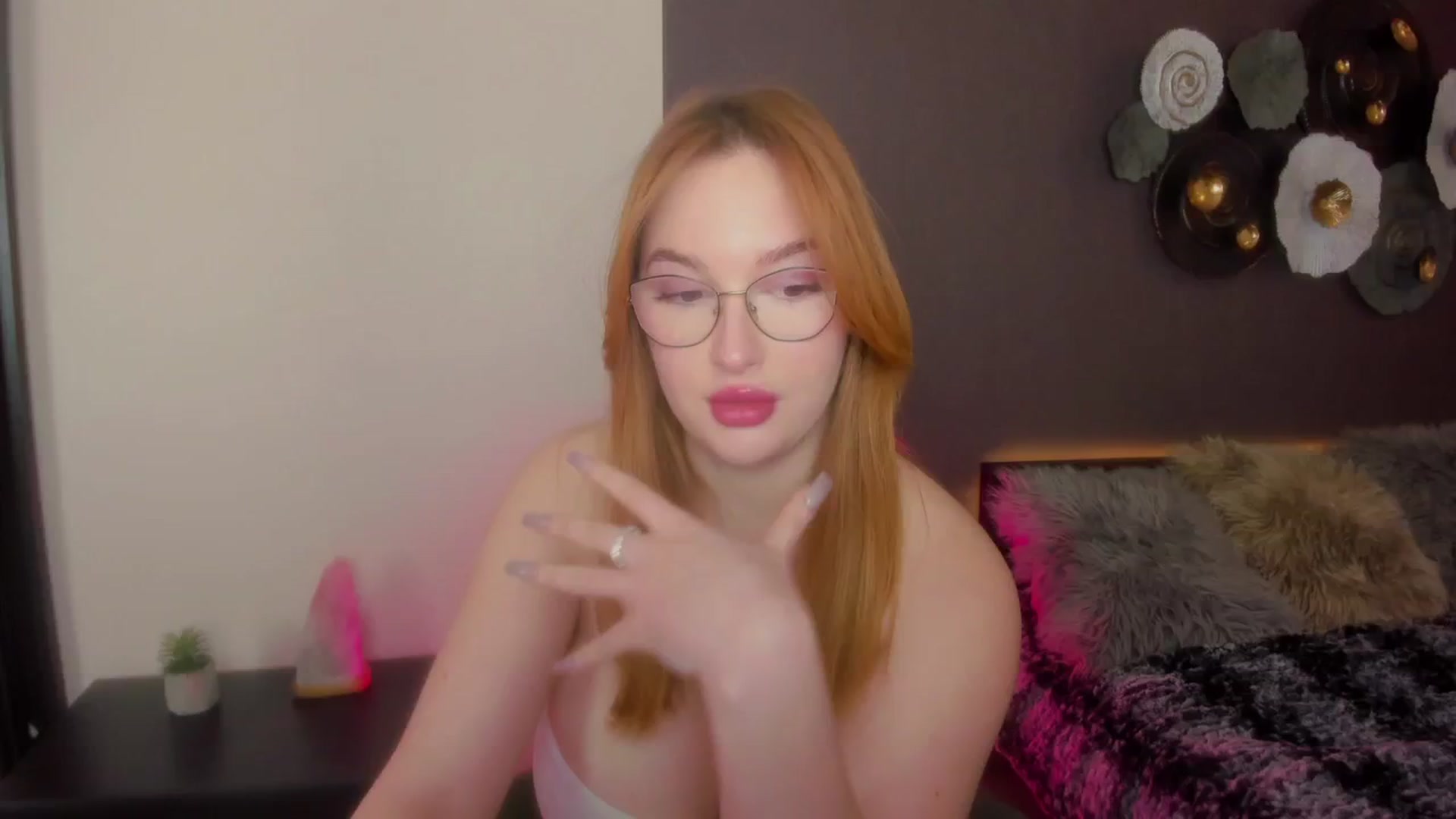 Gallery image thumbnail from AnaFoxy's myfreecams stream on, 02/26/2024, 10:32 image 6 of 20