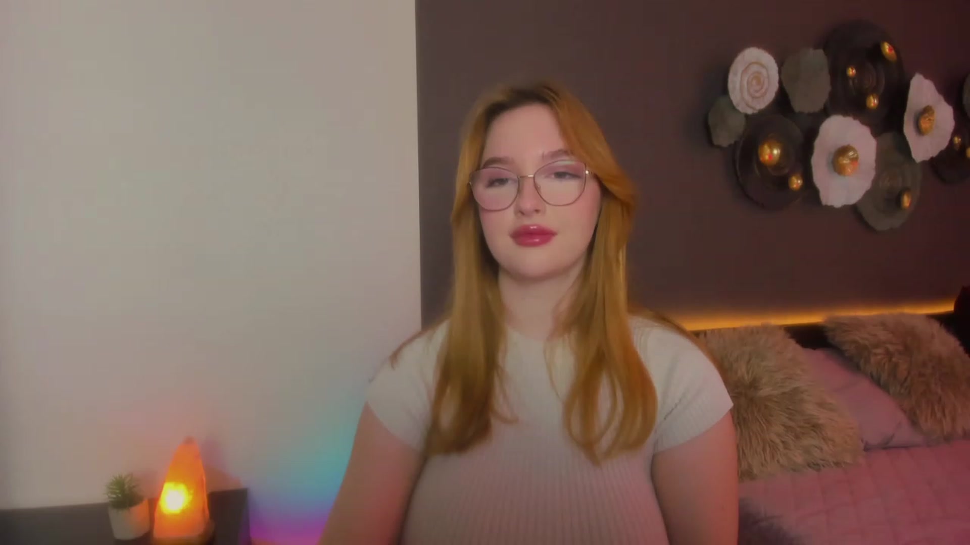 Gallery image thumbnail from AnaFoxy's myfreecams stream on, 03/02/2024, 10:18 image 2 of 20