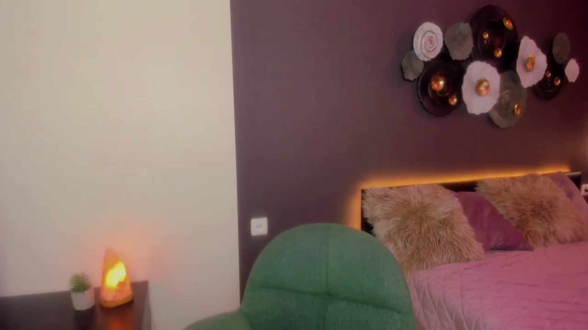 Gallery image thumbnail from AnaFoxy's myfreecams stream on, 03/04/2024, 09:16 image 14 of 20