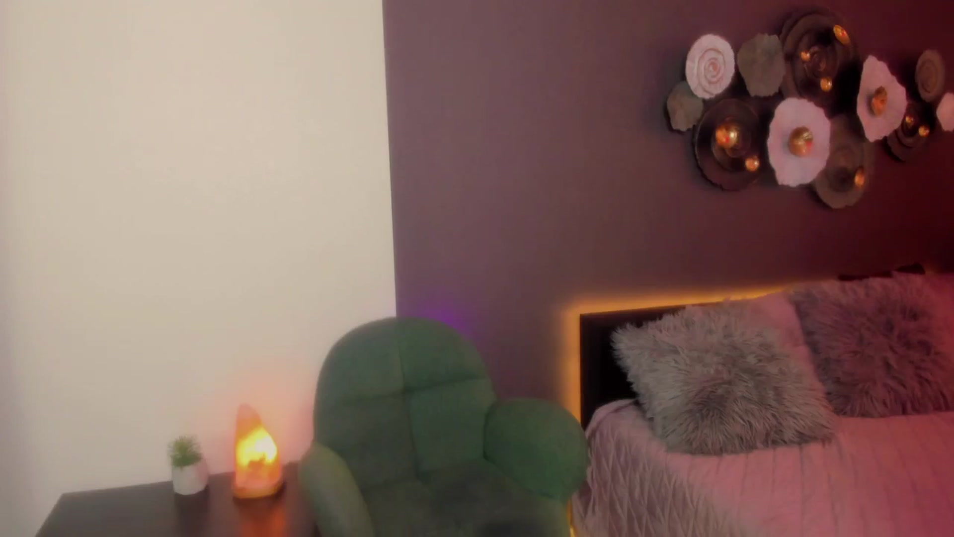 Gallery image thumbnail from AnaFoxy's myfreecams stream on, 03/08/2024, 09:31 image 19 of 20