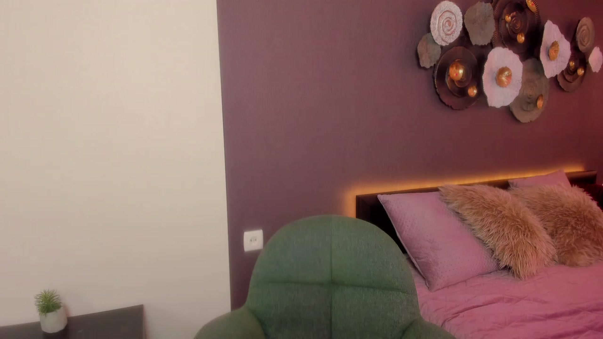 Gallery image thumbnail from AnaFoxy's myfreecams stream on, 03/10/2024, 12:41 image 15 of 20