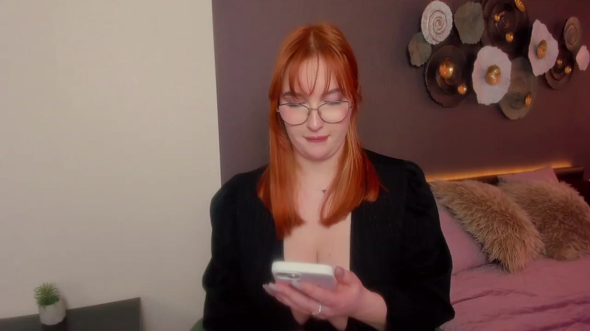 Gallery image thumbnail from AnaFoxy's myfreecams stream on, 03/10/2024, 12:41 image 8 of 20