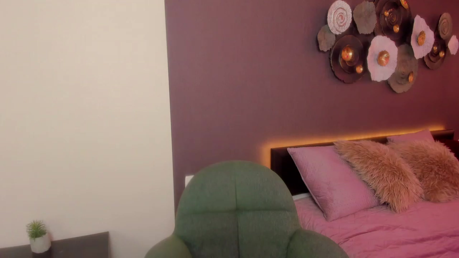 Gallery image thumbnail from AnaFoxy's myfreecams stream on, 03/10/2024, 12:56 image 9 of 20
