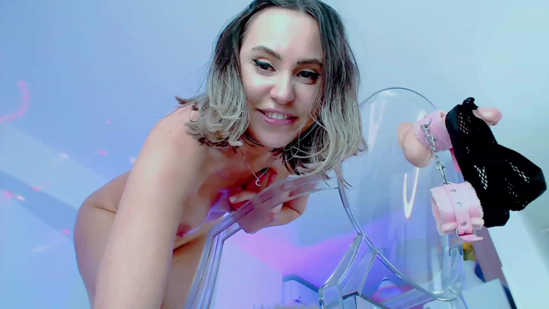 Gallery image thumbnail from AnaGee's myfreecams stream on, 03/12/2023, 18:25 image 12 of 20