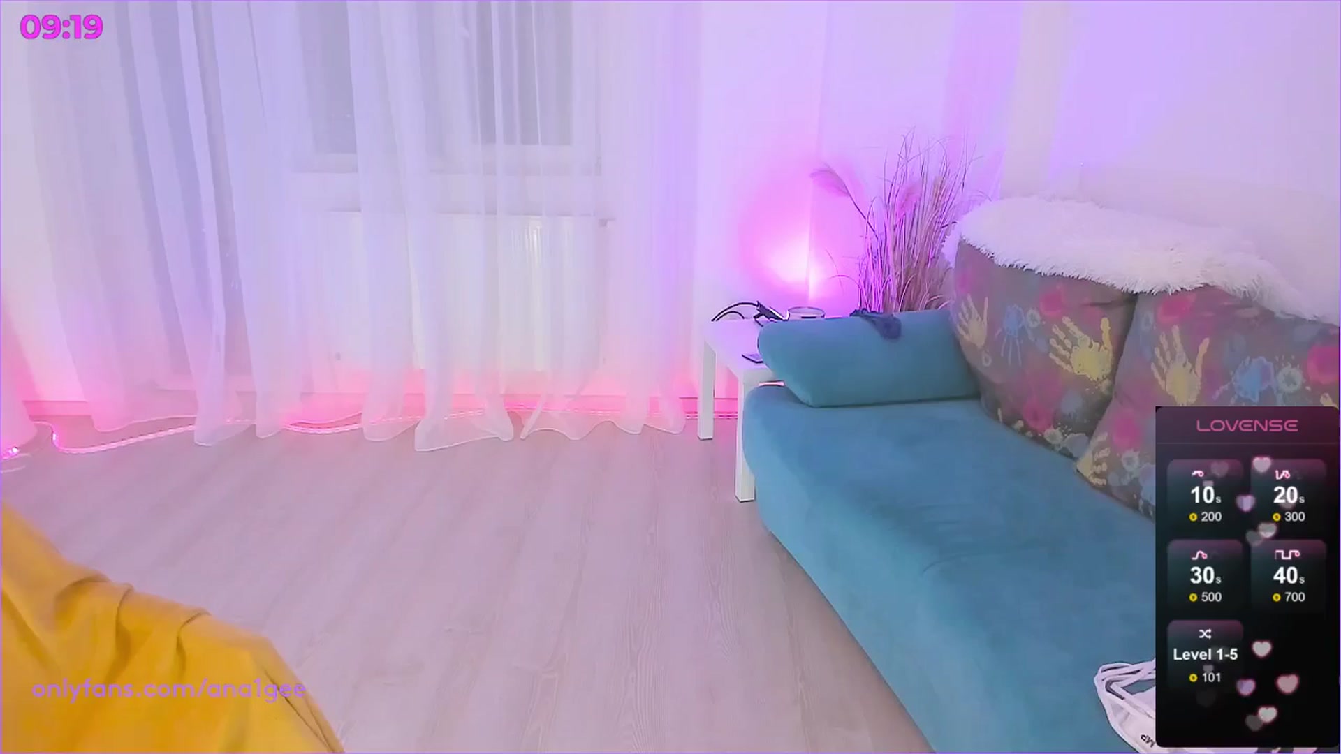 Gallery image thumbnail from AnaGee's myfreecams stream on, 04/20/2024, 22:40 image 12 of 20