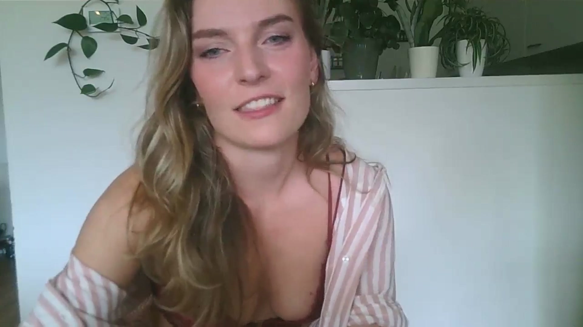 Gallery image thumbnail from Ana_Alexis's myfreecams stream on, 07/31/2024, 13:20 image 15 of 20