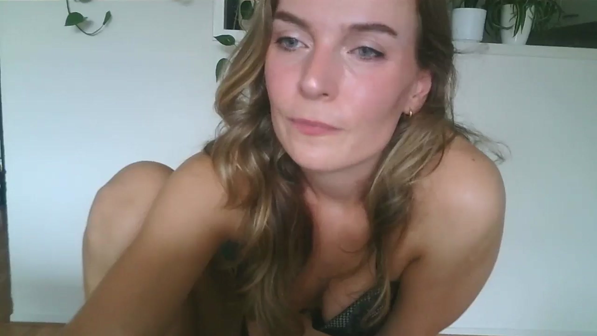 Gallery image thumbnail from Ana_Alexis's myfreecams stream on, 08/03/2024, 16:15 image 14 of 20