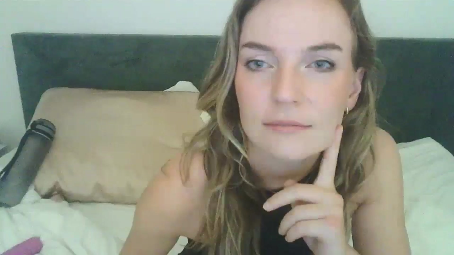 Gallery image thumbnail from Ana_Alexis's myfreecams stream on, 08/03/2024, 23:57 image 15 of 20