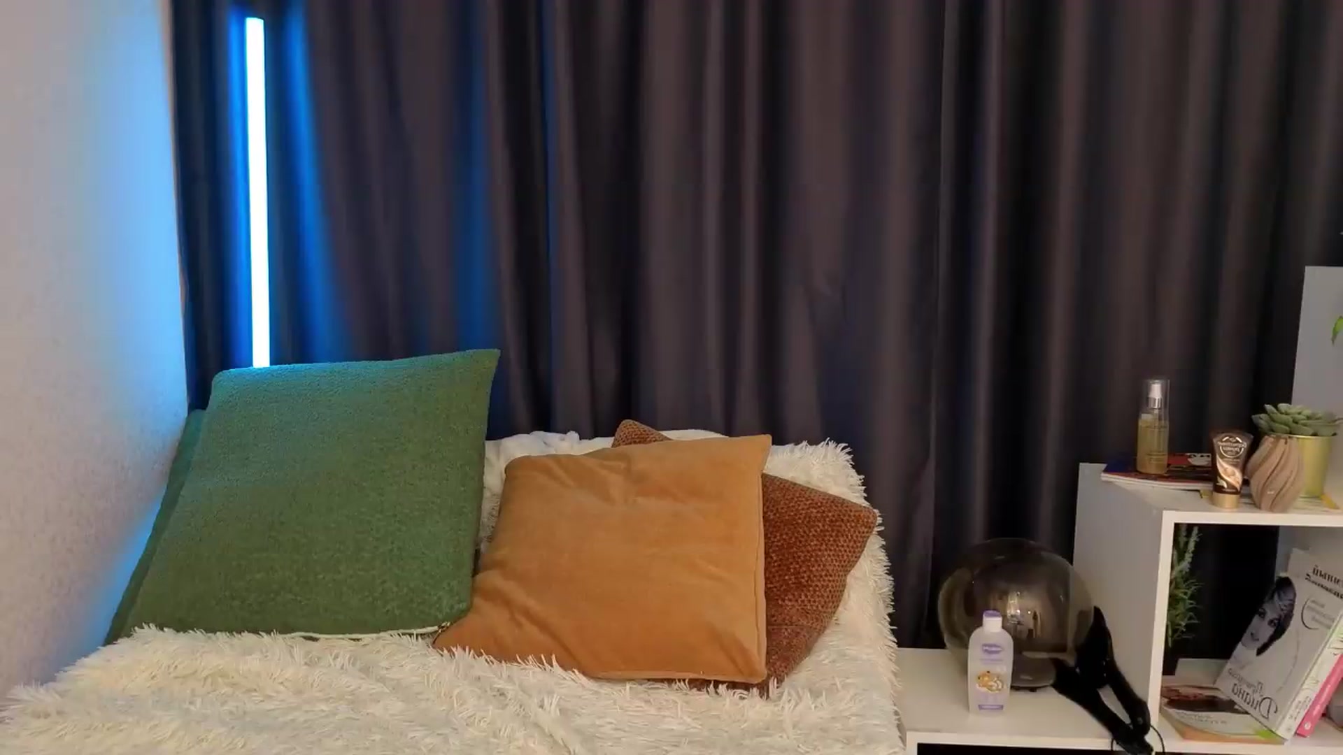 Gallery image thumbnail from Ana_Bird's myfreecams stream on, 05/18/2026, 07:16 image 14 of 20