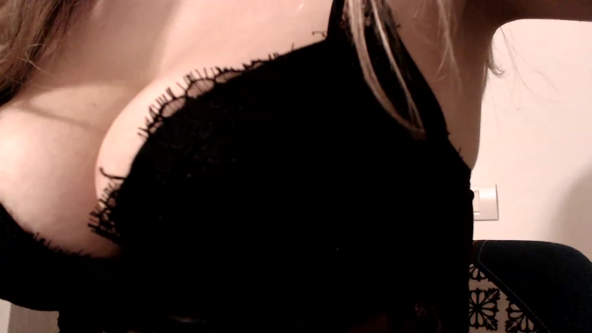 Gallery image thumbnail from Ana_Rose's myfreecams stream on, 12/17/2022, 03:19 image 19 of 20