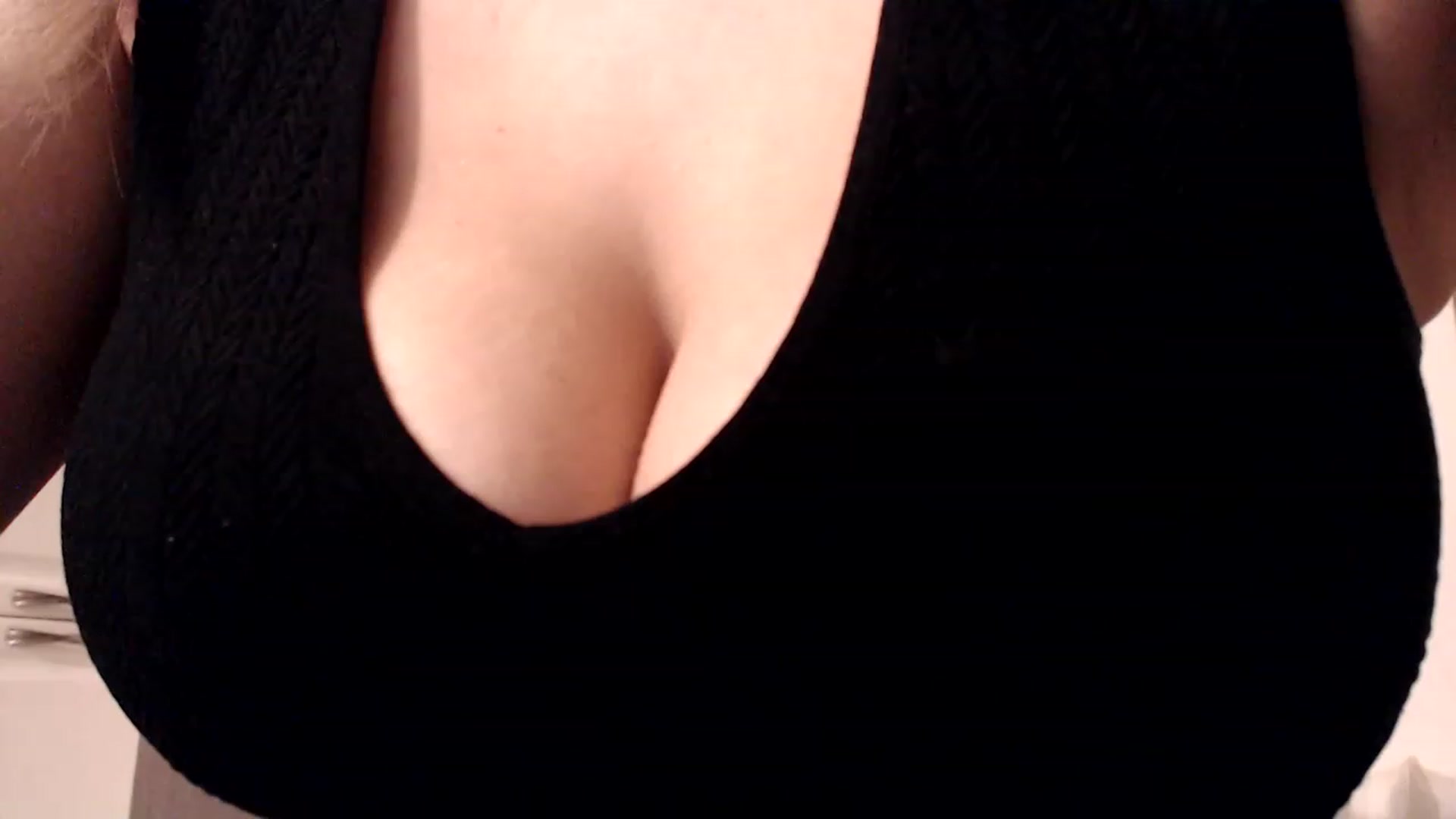 Gallery image thumbnail from Ana_Rose's myfreecams stream on, 12/20/2022, 23:42 image 17 of 20