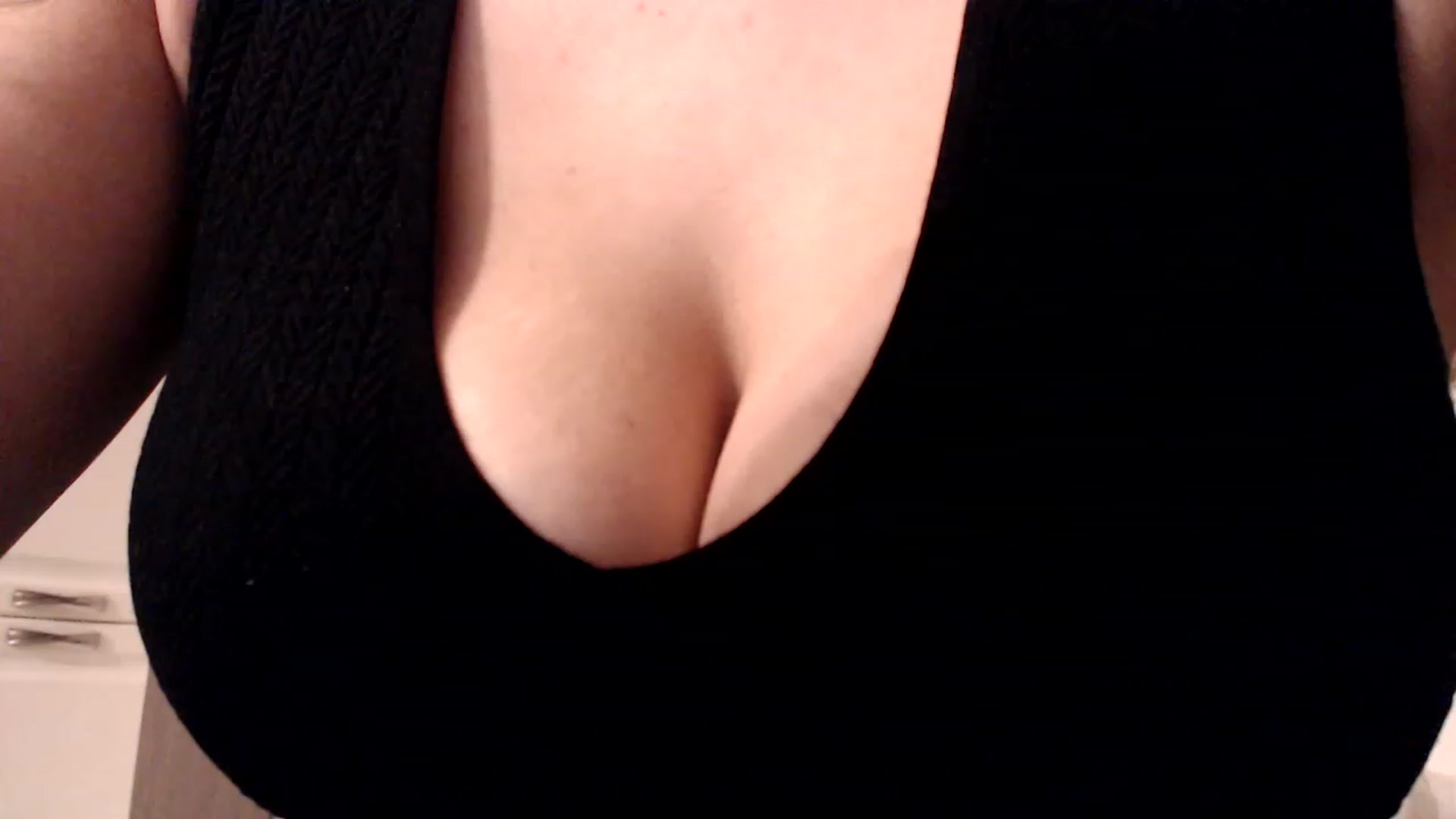 Gallery image thumbnail from Ana_Rose's myfreecams stream on, 12/20/2022, 23:42 image 14 of 20