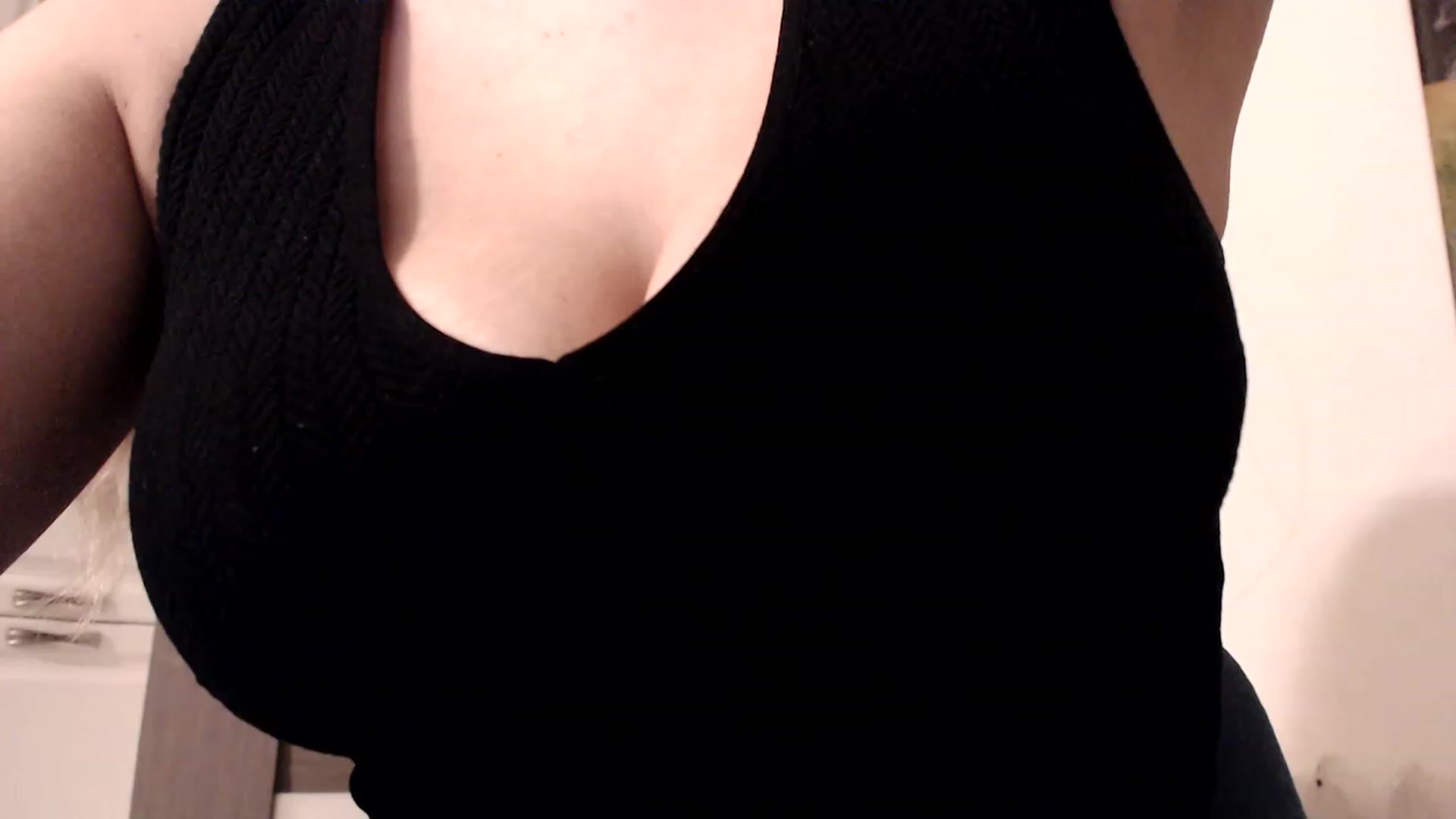 Gallery image thumbnail from Ana_Rose's myfreecams stream on, 12/20/2022, 23:42 image 18 of 20