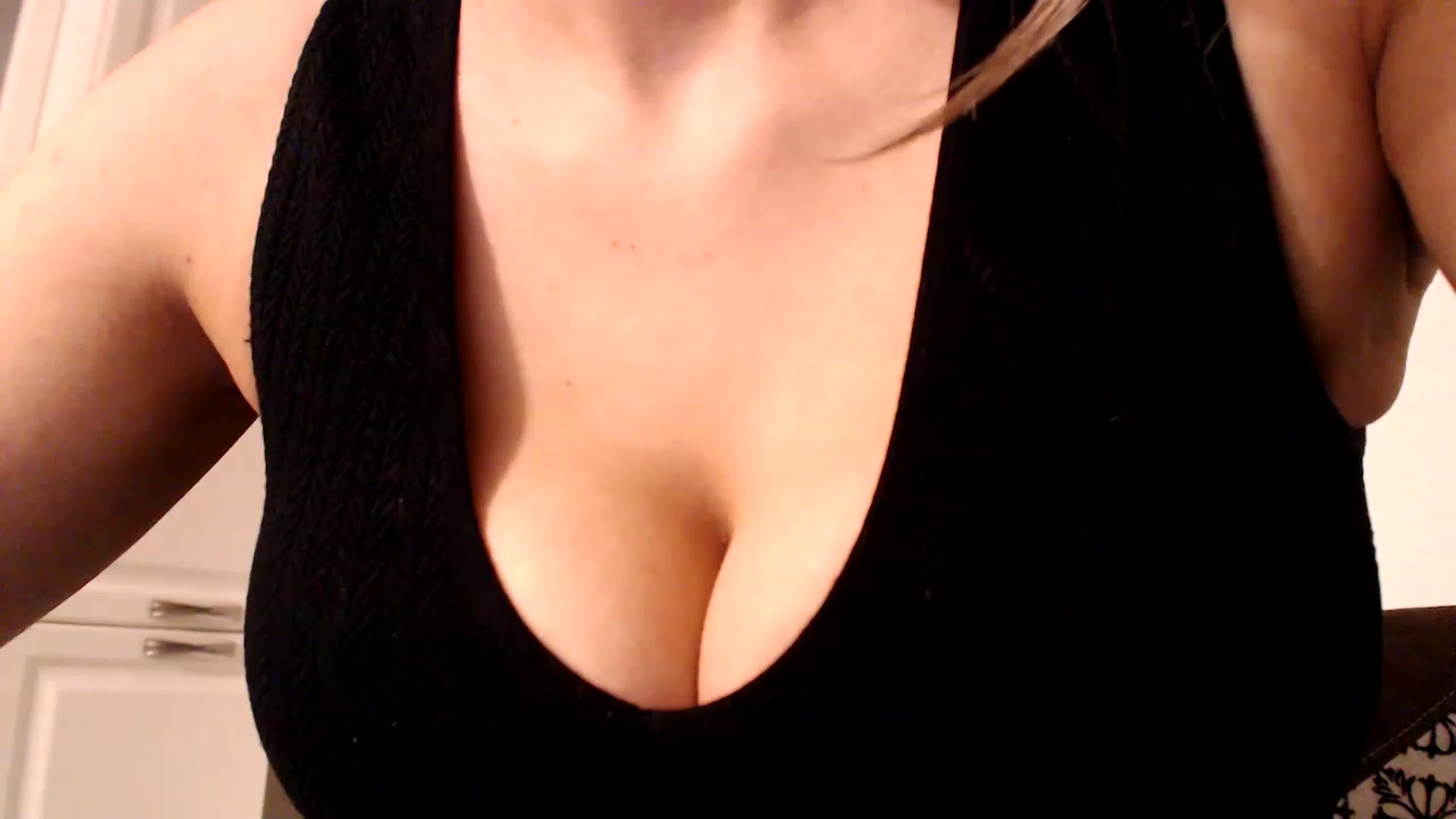 Gallery image thumbnail from Ana_Rose's myfreecams stream on, 12/21/2022, 24:58 image 16 of 20