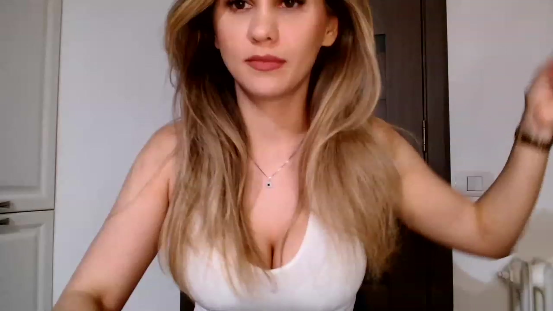 Gallery image thumbnail from Ana_Rose's myfreecams stream on, 05/08/2023, 20:19 image 2 of 20