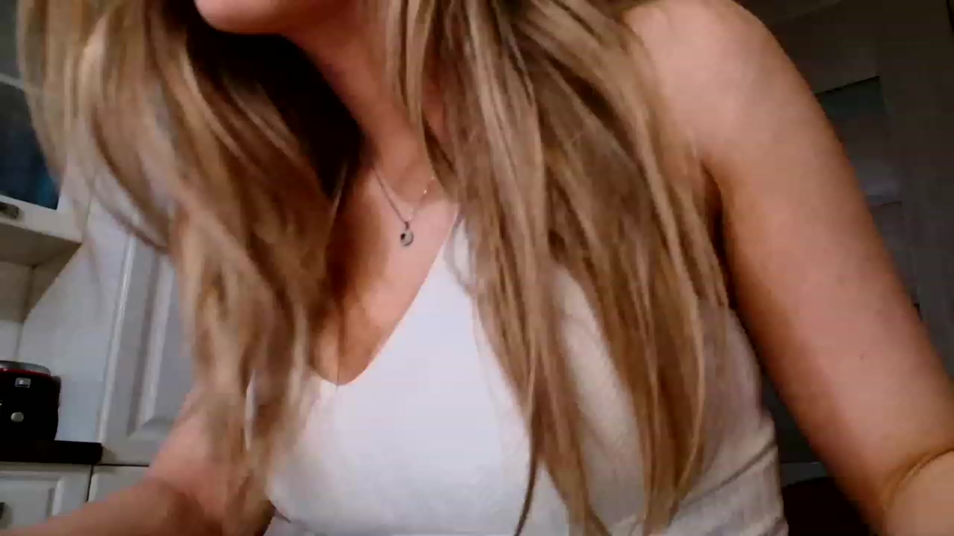 Gallery image thumbnail from Ana_Rose's myfreecams stream on, 05/08/2023, 22:03 image 15 of 20