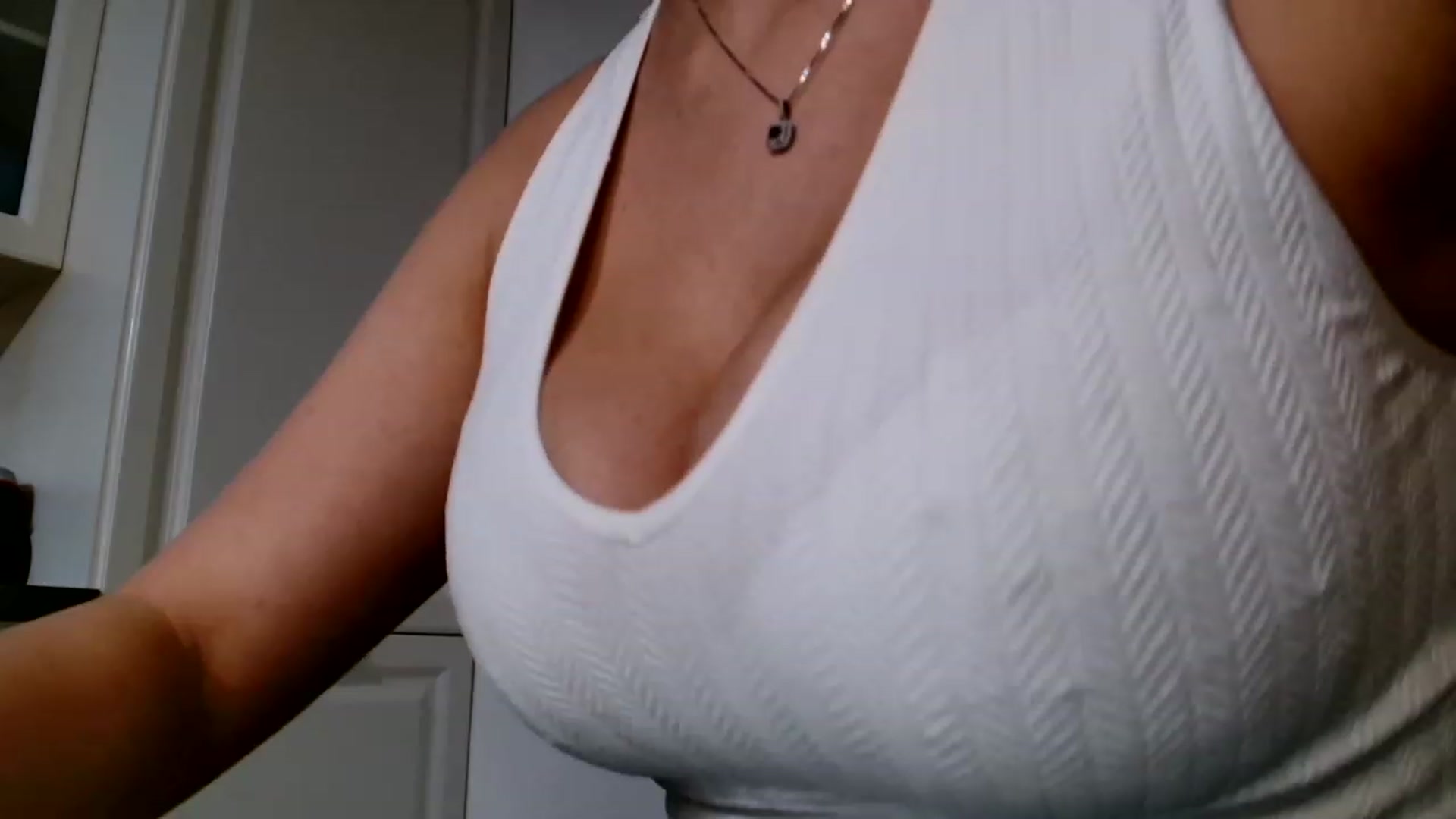 Gallery image thumbnail from Ana_Rose's myfreecams stream on, 05/08/2023, 22:03 image 12 of 20