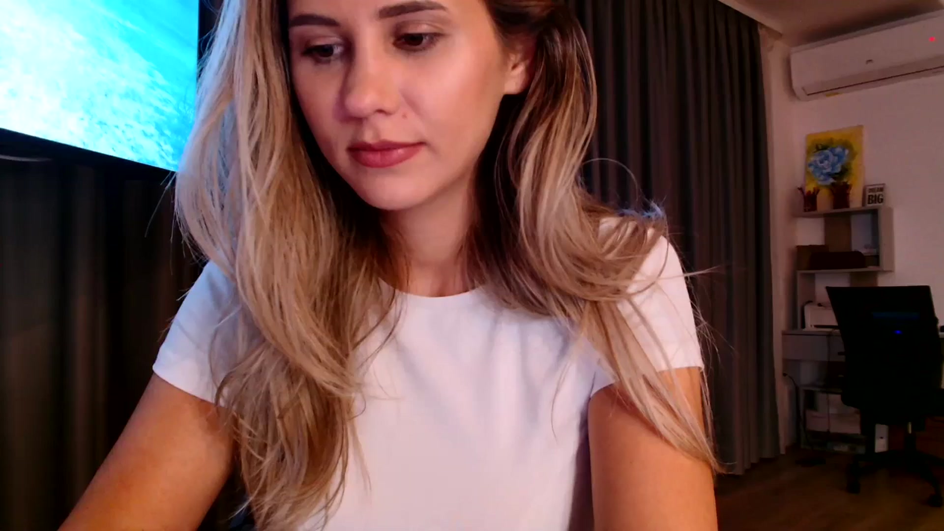 Gallery image thumbnail from Ana_Rose's myfreecams stream on, 10/01/2023, 21:07 image 17 of 20