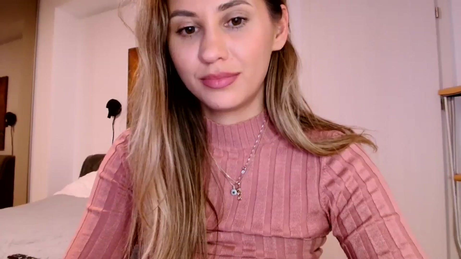 Gallery image thumbnail from Ana_Rose's myfreecams stream on, 12/04/2023, 19:53 image 17 of 20
