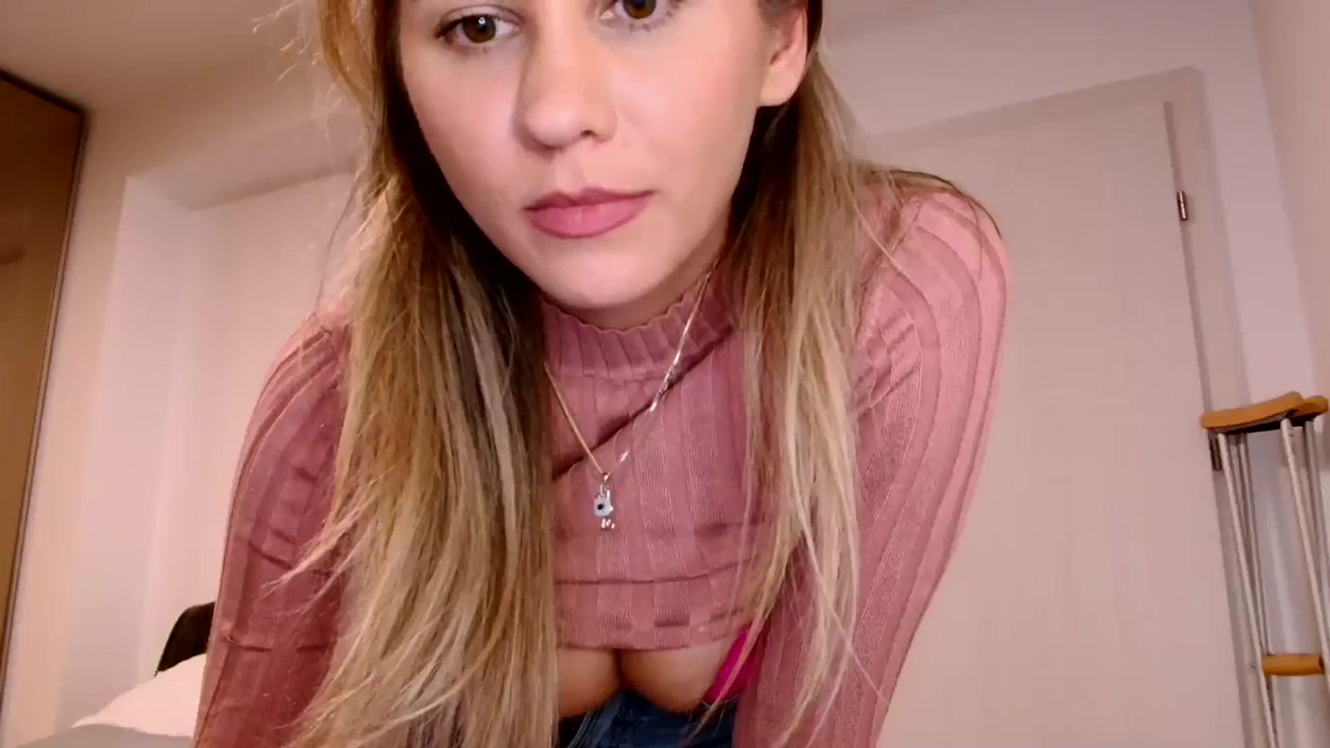 Gallery image thumbnail from Ana_Rose's myfreecams stream on, 12/04/2023, 19:53 image 8 of 20