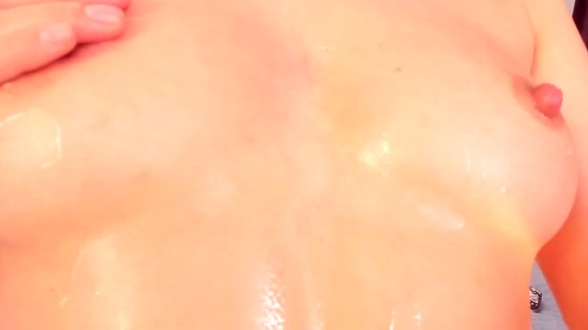 Gallery image thumbnail from Ana__xo's myfreecams stream on, 07/06/2024, 20:17 image 19 of 20