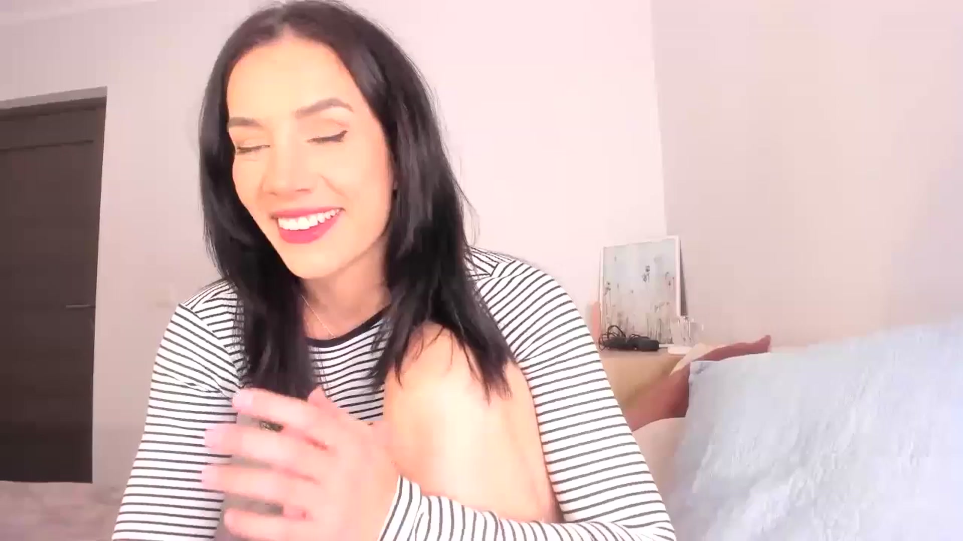 Gallery image thumbnail from Ana__xo's myfreecams stream on, 10/17/2024, 16:33 image 19 of 20