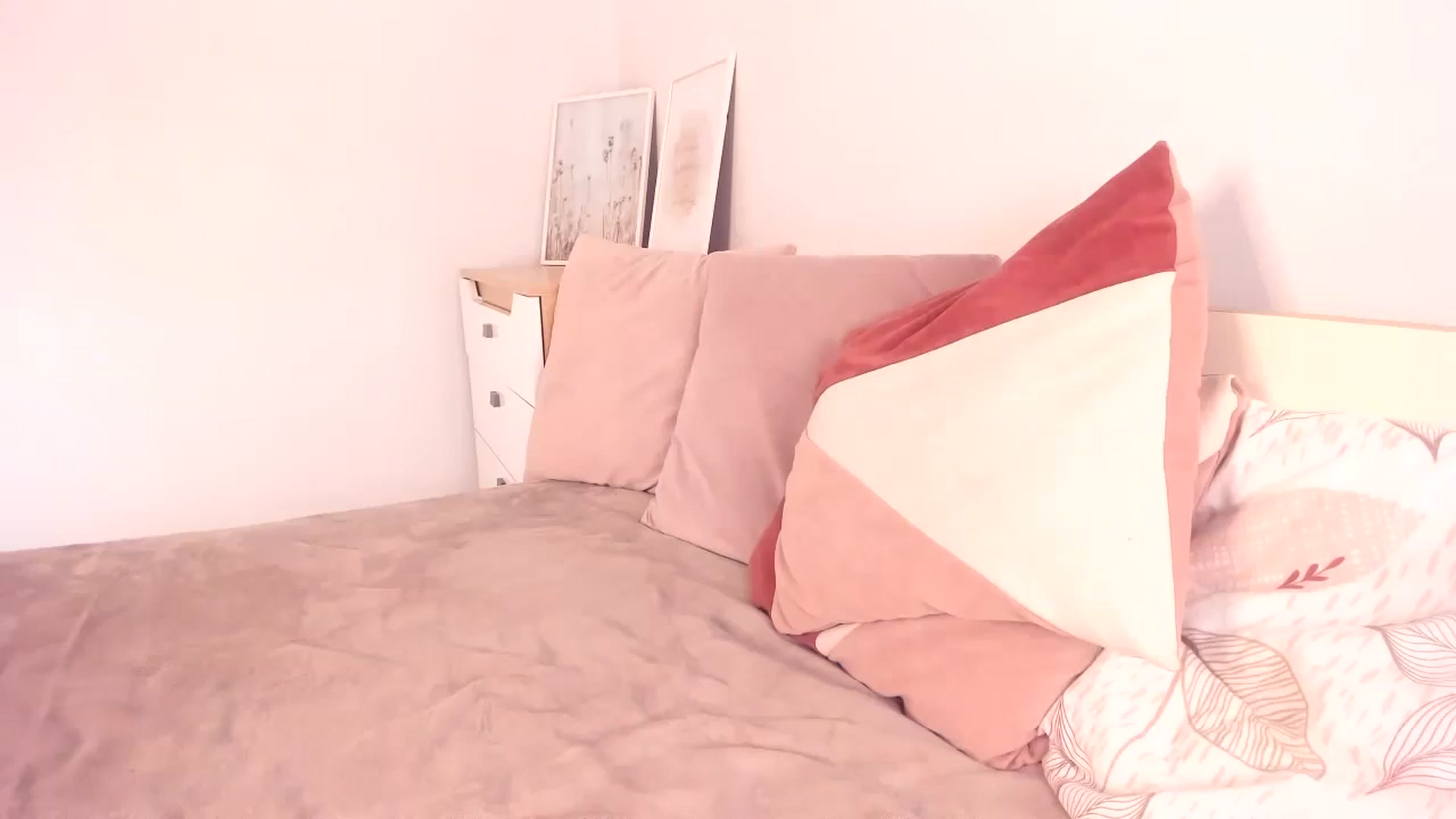 Gallery image thumbnail from Ana__xo's myfreecams stream on, 03/26/2025, 21:04 image 15 of 20
