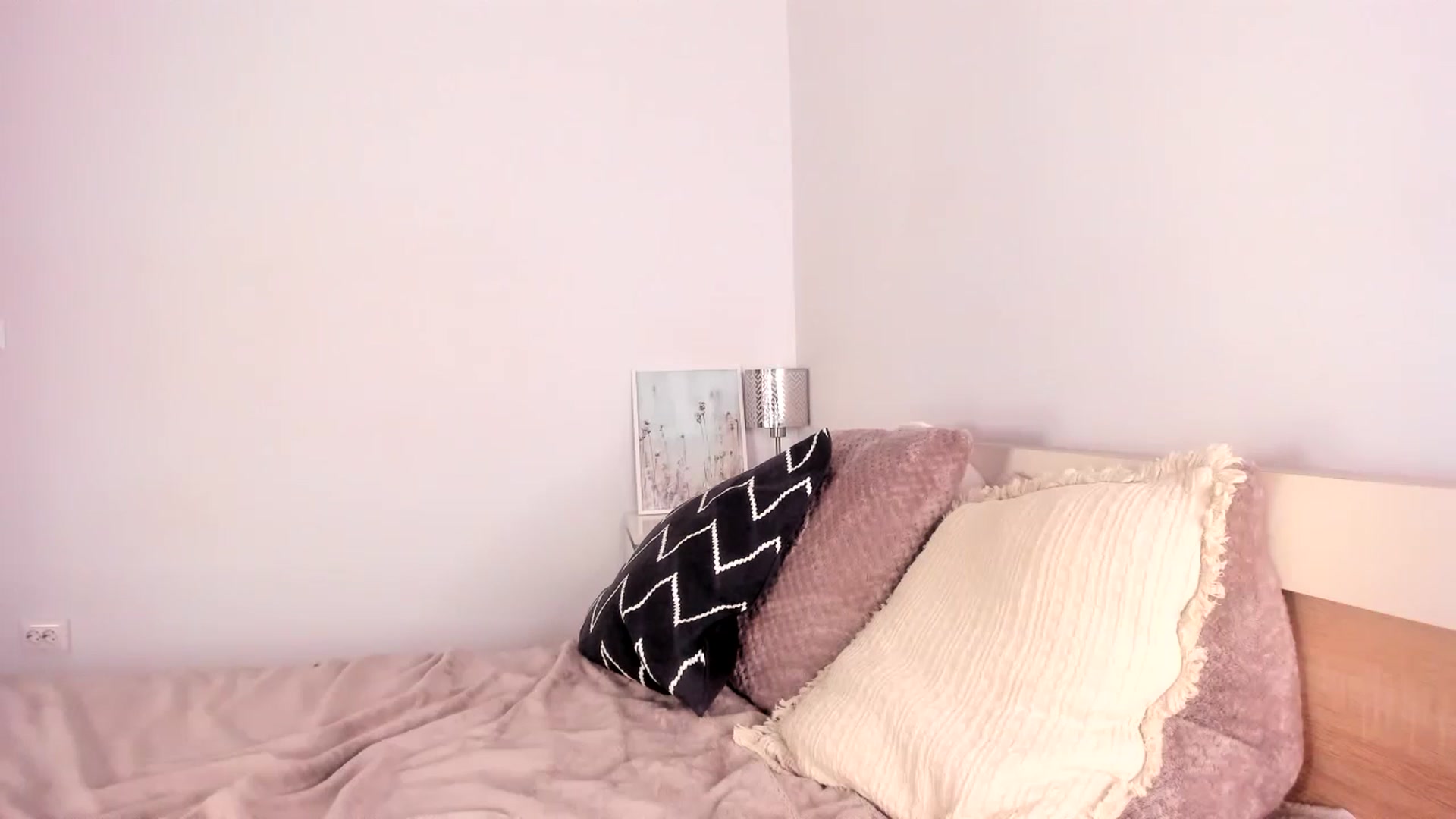 Gallery image thumbnail from Ana__xo's myfreecams stream on, 09/19/2025, 18:29 image 14 of 20