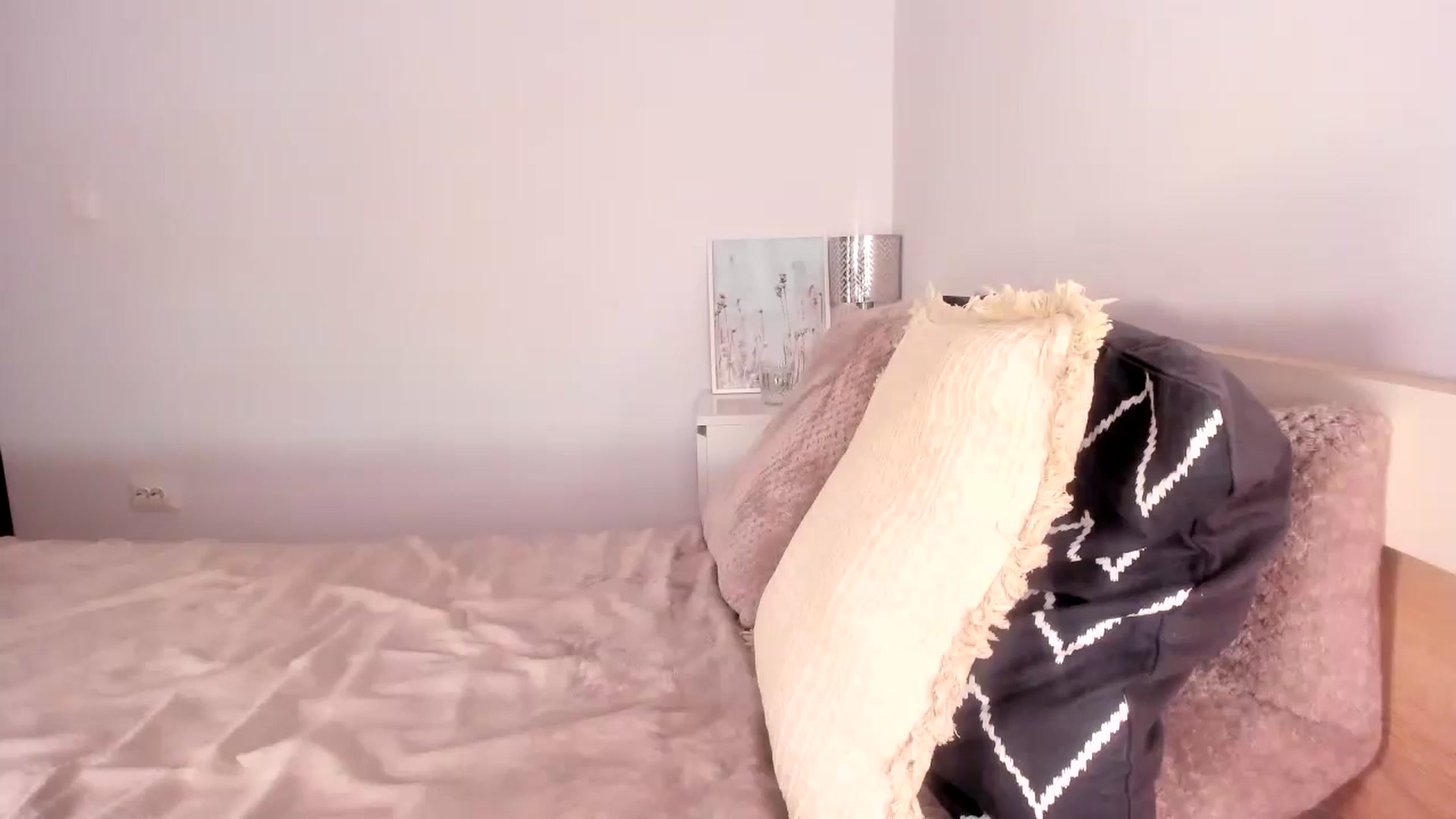 Gallery image thumbnail from Ana__xo's myfreecams stream on, 09/21/2025, 19:43 image 4 of 20