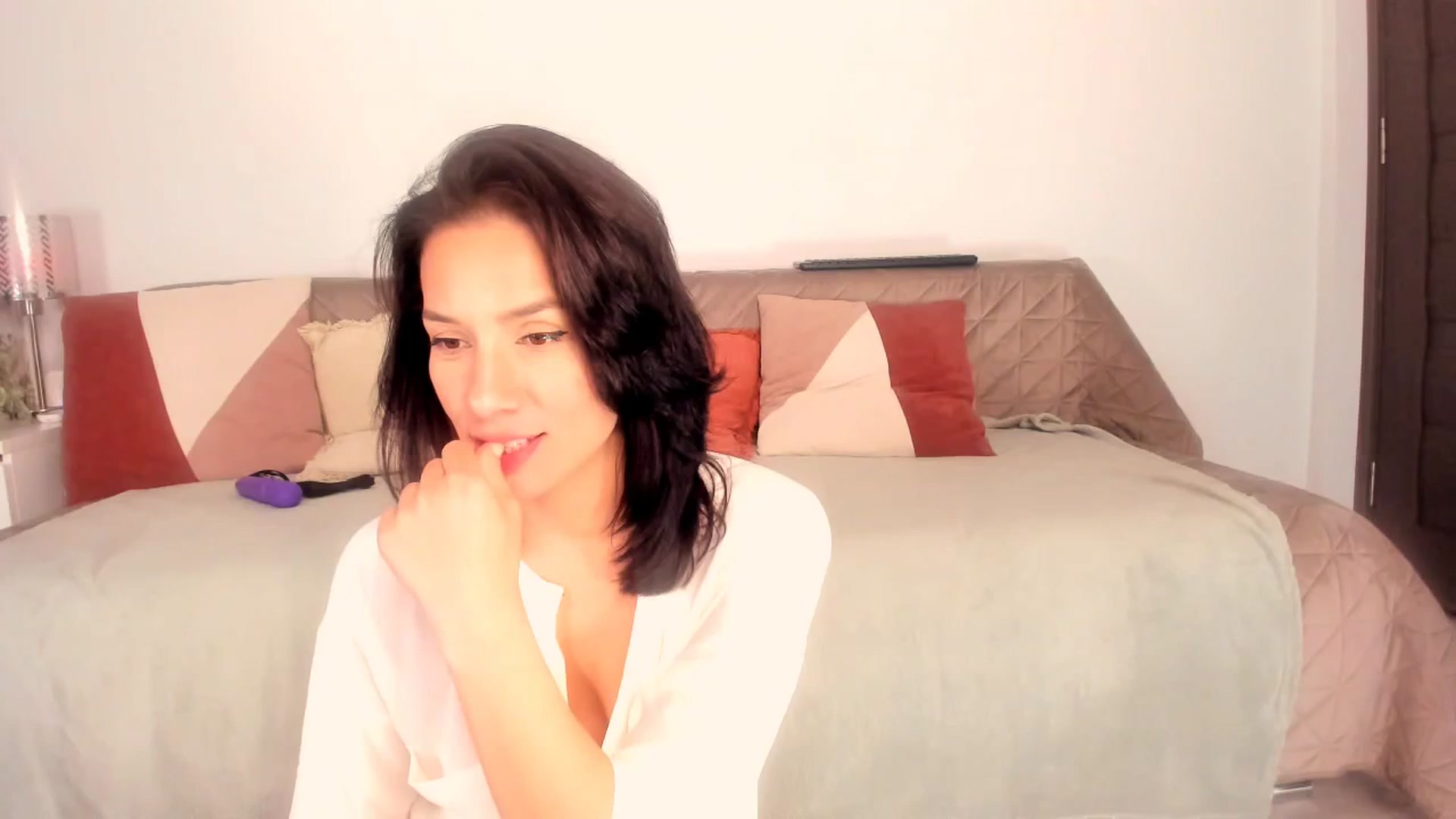 Gallery image thumbnail from Ana__xo's myfreecams stream on, 04/15/2026, 19:54 image 16 of 20
