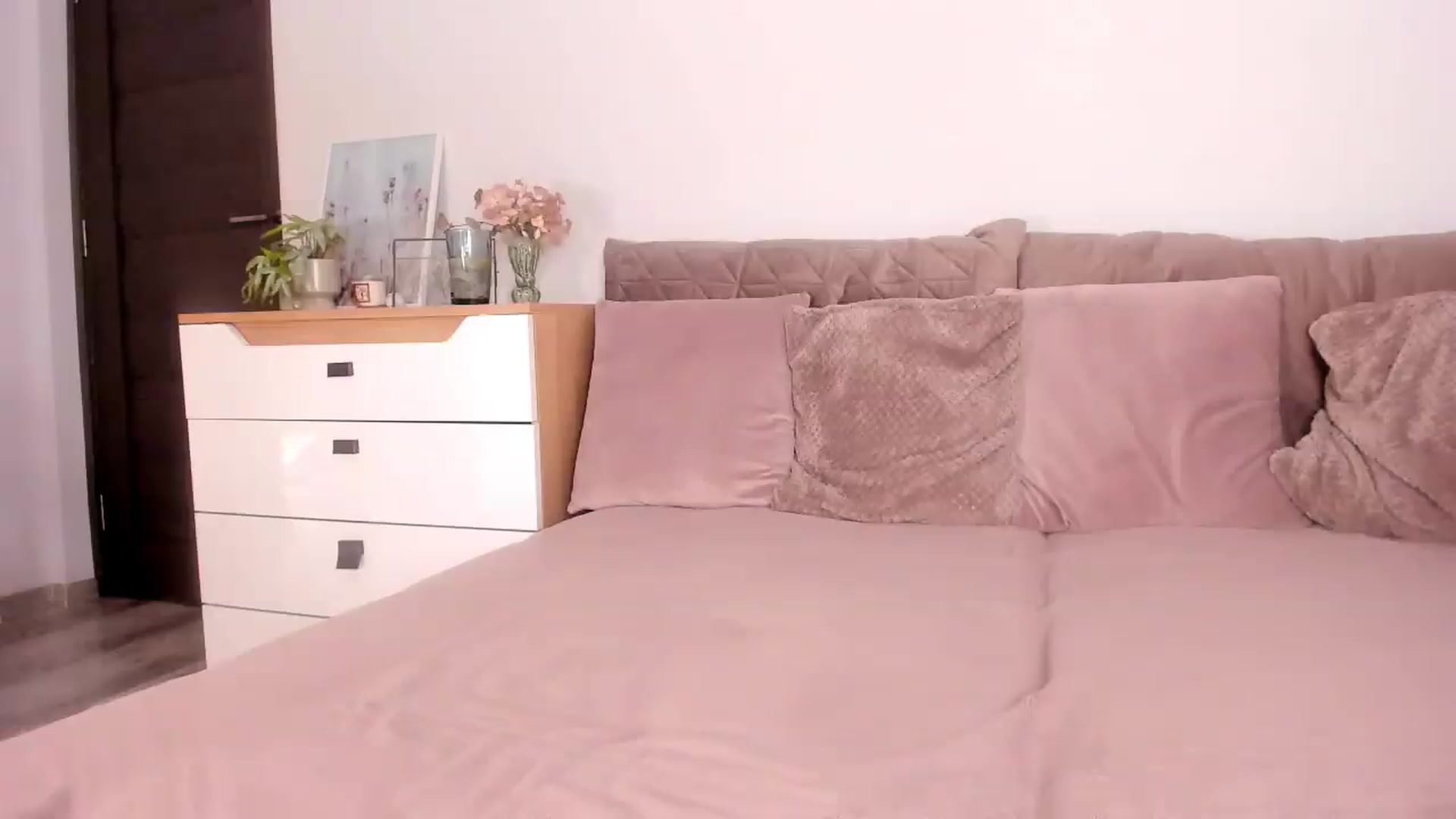 Gallery image thumbnail from Ana__xo's myfreecams stream on, 05/21/2026, 19:19 image 16 of 20