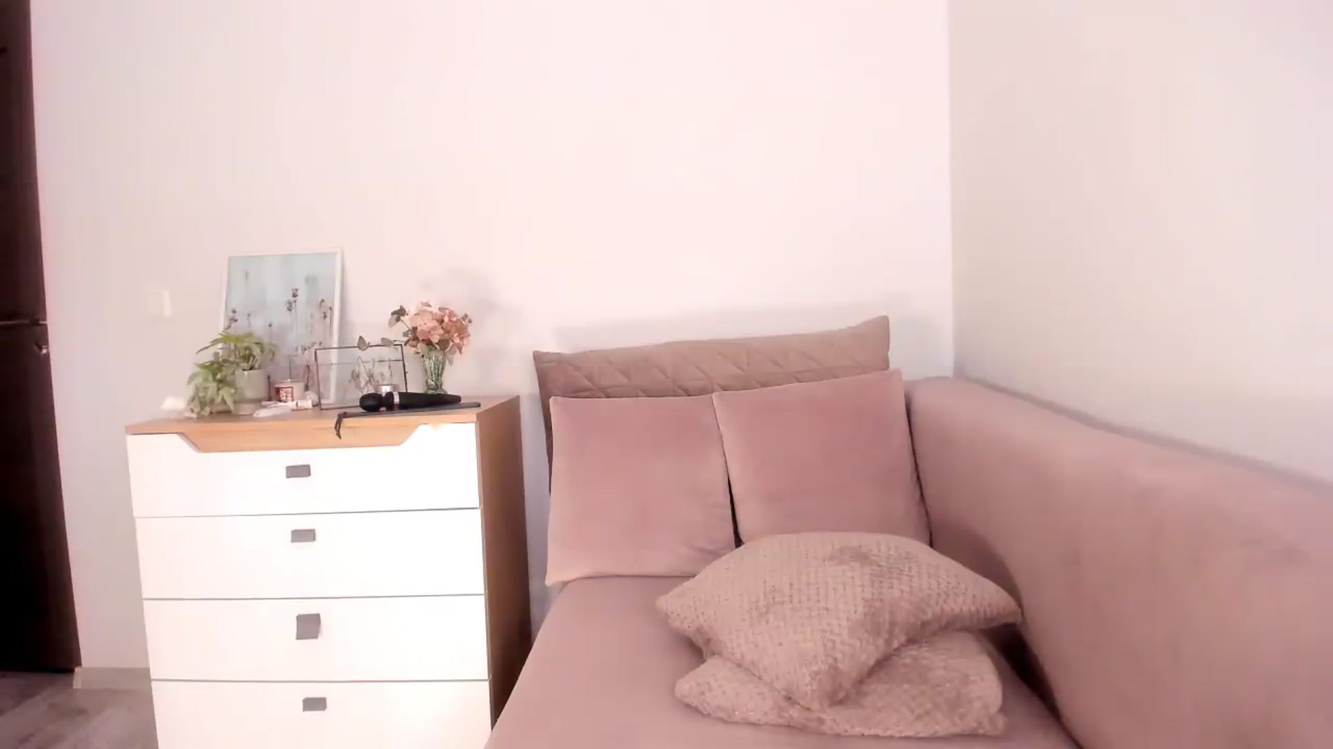 Gallery image thumbnail from Ana__xo's myfreecams stream on, 05/22/2026, 19:32 image 18 of 20