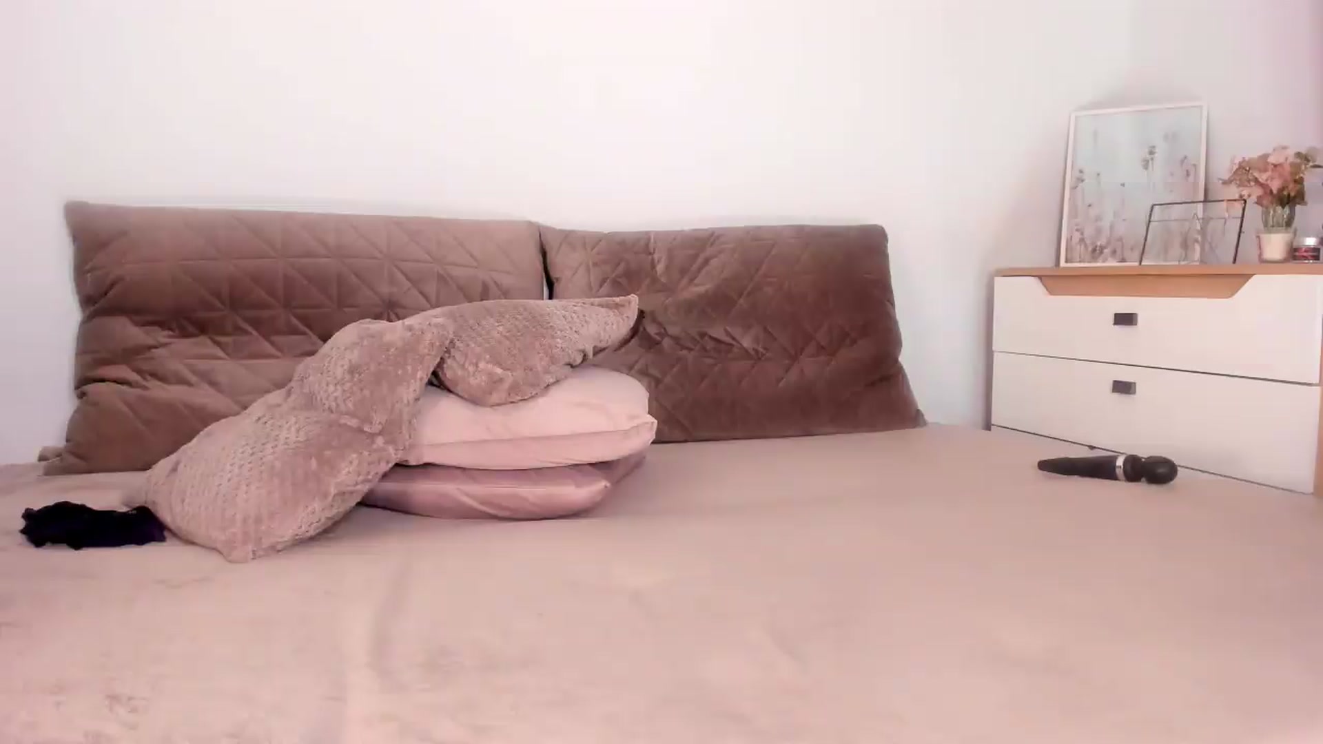 Gallery image thumbnail from Ana__xo's myfreecams stream on, 06/05/2026, 18:14 image 18 of 20