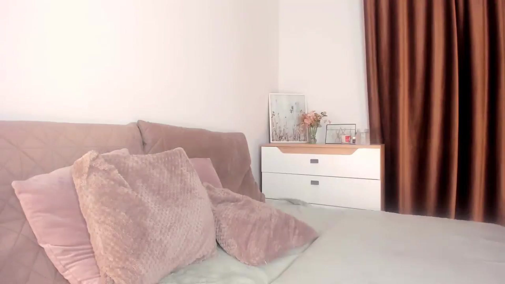 Gallery image thumbnail from Ana__xo's myfreecams stream on, 06/20/2026, 18:32 image 15 of 20
