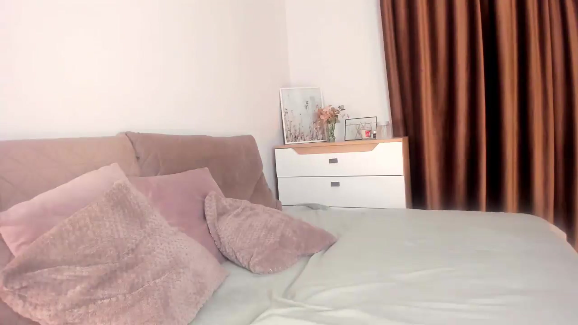 Gallery image thumbnail from Ana__xo's myfreecams stream on, 06/20/2026, 18:32 image 8 of 20