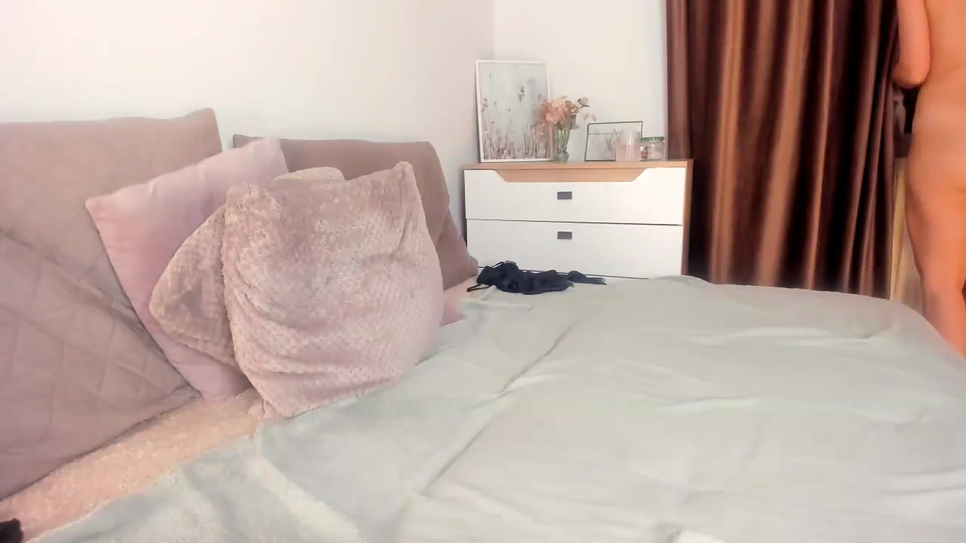 Gallery image thumbnail from Ana__xo's myfreecams stream on, 06/20/2026, 21:04 image 20 of 20
