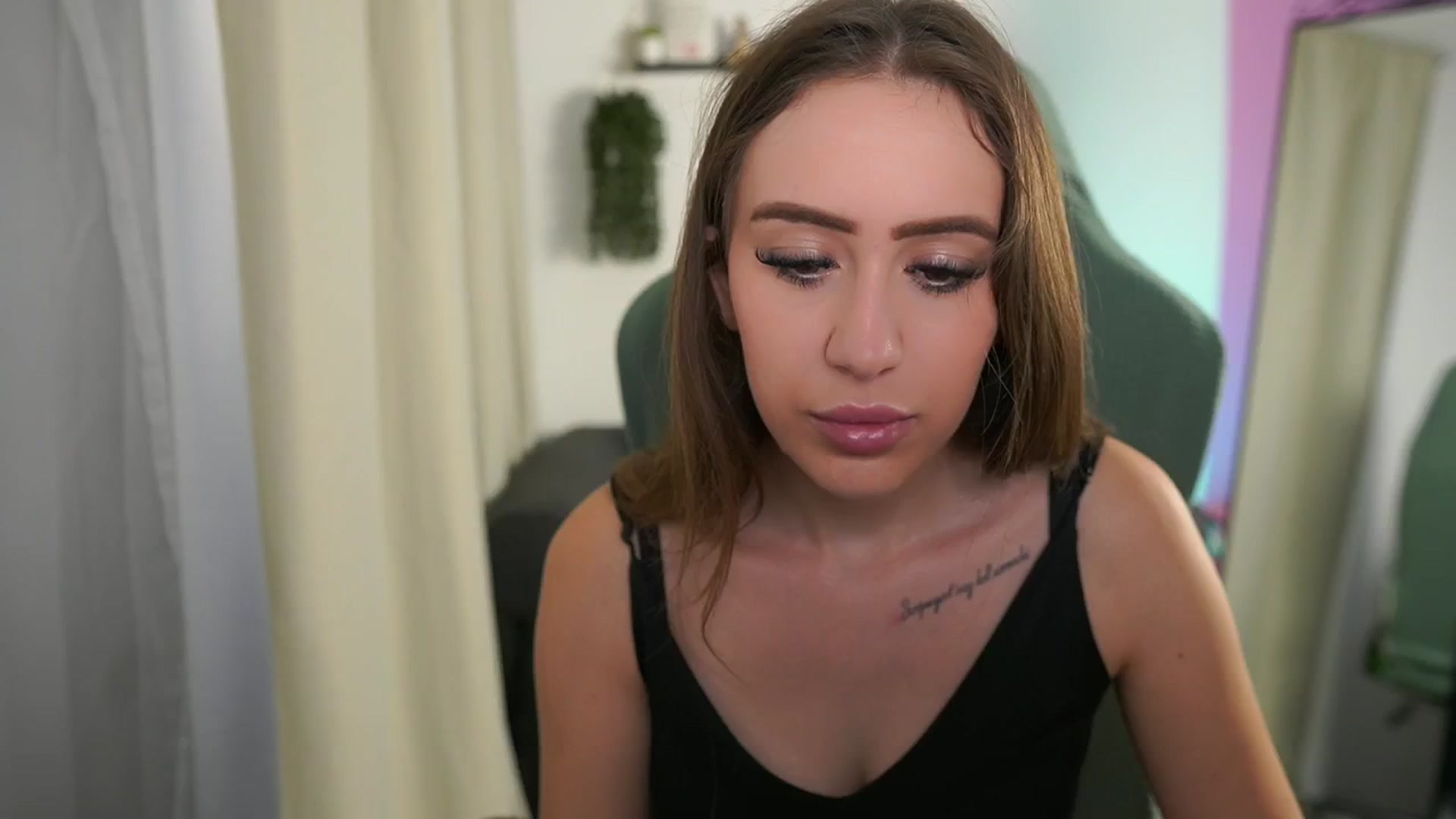 Gallery image thumbnail from Anabel055's myfreecams stream on, 07/27/2025, 08:17 image 7 of 20