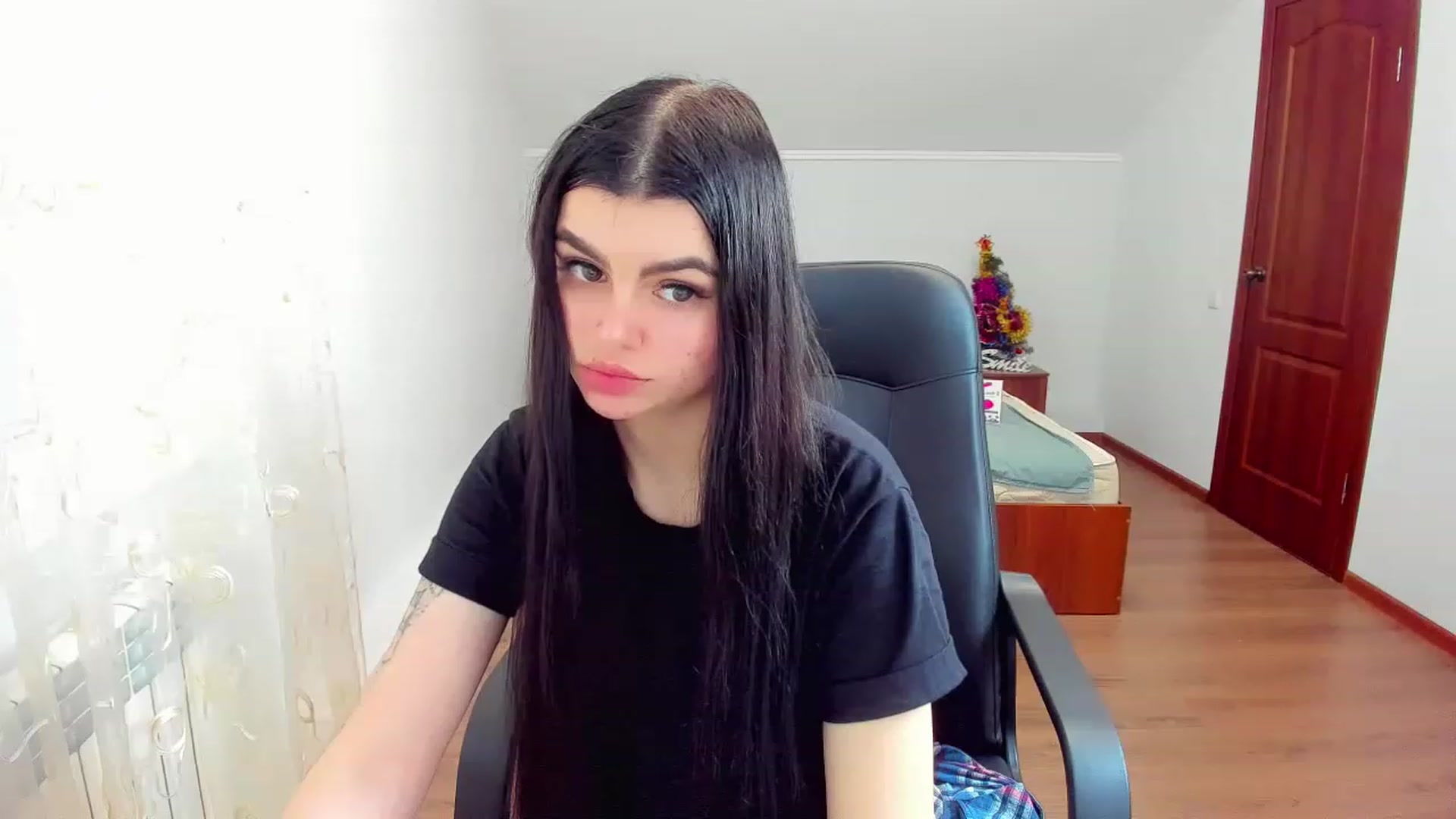 Gallery image thumbnail from AnacondaCrazy's myfreecams stream on, 12/18/2022, 11:45 image 17 of 20