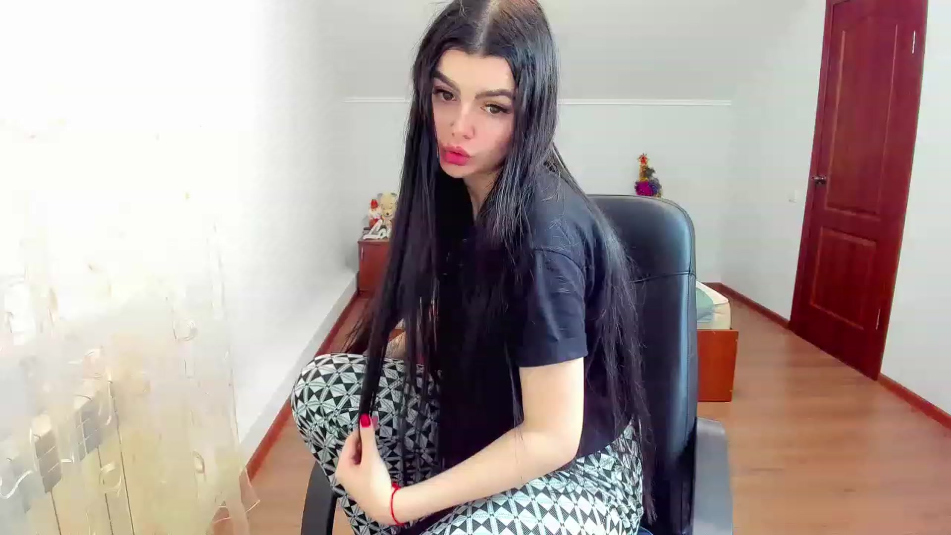 Gallery image thumbnail from AnacondaCrazy's myfreecams stream on, 12/18/2022, 11:45 image 12 of 20