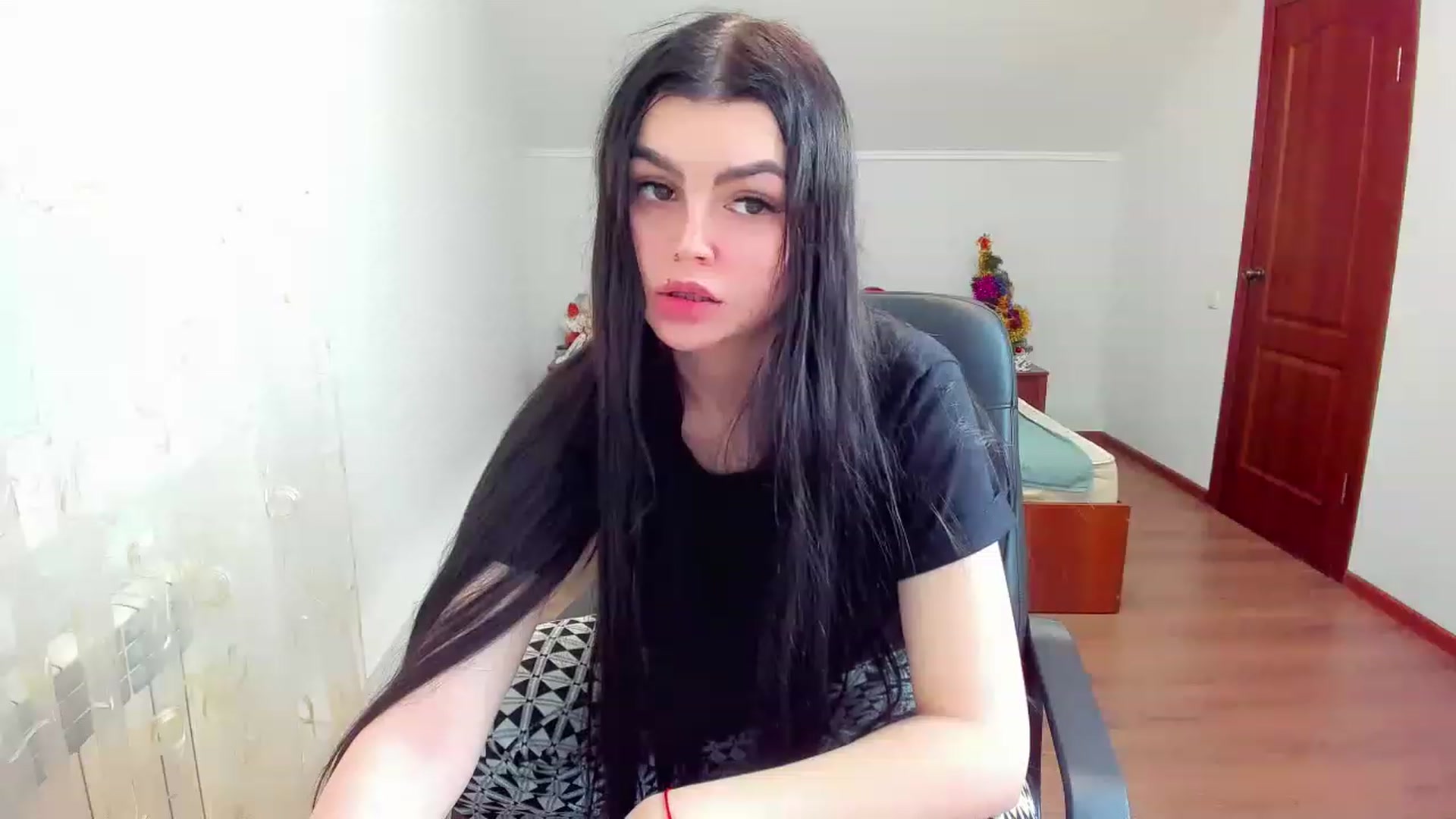 Gallery image thumbnail from AnacondaCrazy's myfreecams stream on, 12/18/2022, 11:45 image 3 of 20